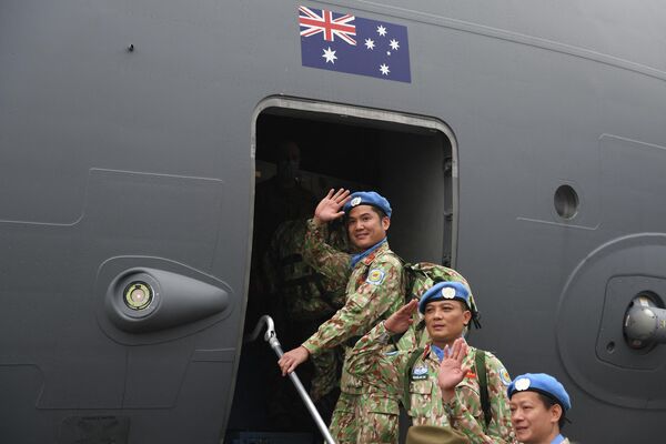 القوات الفيتنامية التي تشارك في مهمة الأمم المتحدة لحفظ السلام في جنوب السودان ترفع أمام طائرة تابعة للقوات الجوية الملكية الأسترالية قبل مغادرتها في هانوي في 27 أبريل 2022. - سبوتنيك عربي