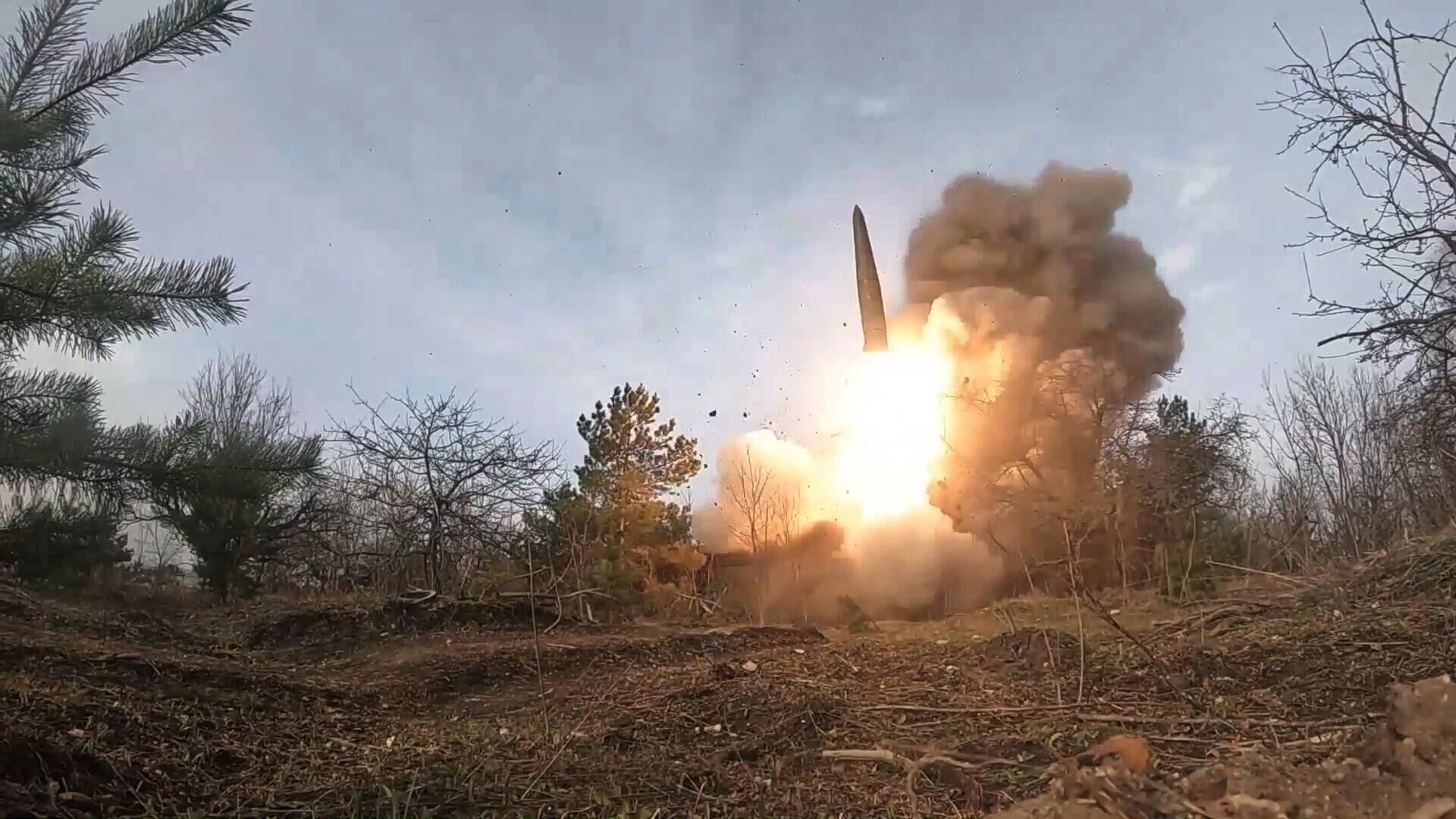 إطلاق صاروخ إسكندر على مستودع يحتوي على أسلحة قوات نظام الحكم الأوكراني - سبوتنيك عربي, 1920, 20.11.2022