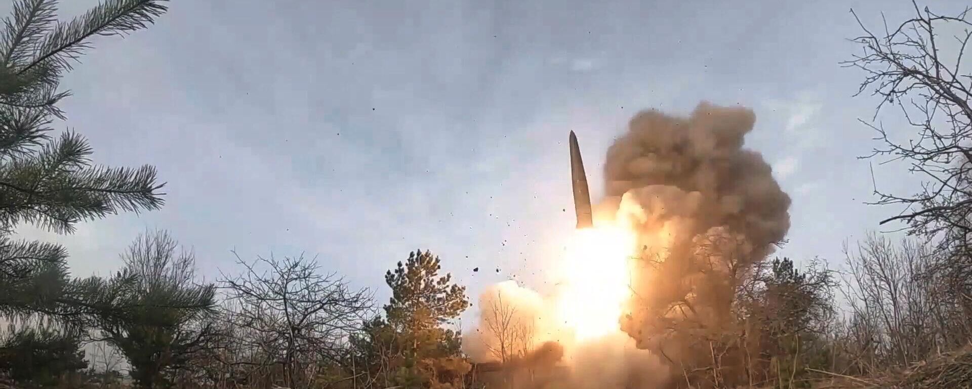 إطلاق صاروخ إسكندر على مستودع يحتوي على أسلحة قوات نظام الحكم الأوكراني - سبوتنيك عربي, 1920, 27.05.2023