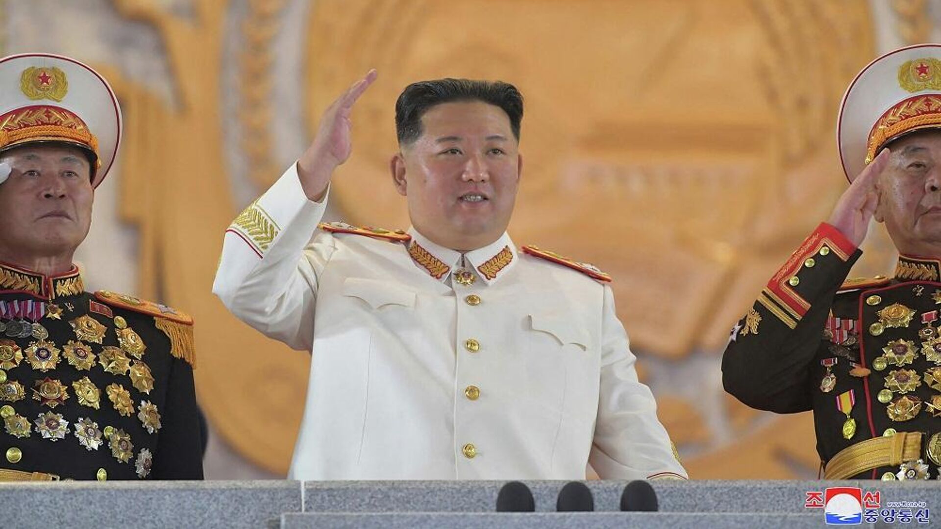 زعيم كوريا الشمالية، كيم جونغ أون، يشارك في عرض عسكري كبير أقيم في ساحة كيم إيل سونغ في بيونغ يانغ، 26 نيسان/ أبريل 2022 - سبوتنيك عربي, 1920, 14.07.2023