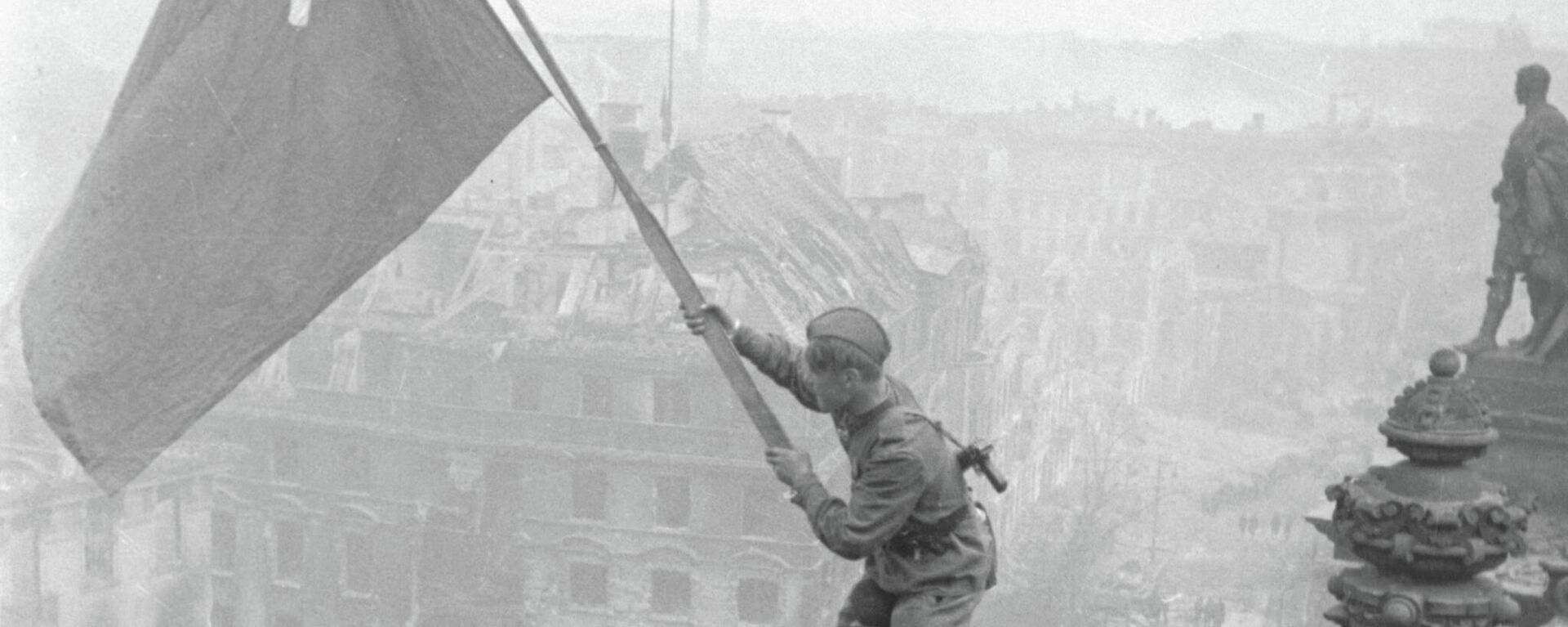 أحد جنود الجيش الأحمر ينصب راية النصر فوق مبنى البرلمان الألماني في 1 مايو/أيار 1945 - سبوتنيك عربي, 1920, 29.04.2022