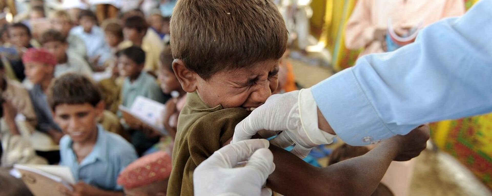طفل يتلقى تطعيما ضد التهاب الكبد في باكستان، 8 سبتمبر/ أيلول 2010 - سبوتنيك عربي, 1920, 12.05.2022