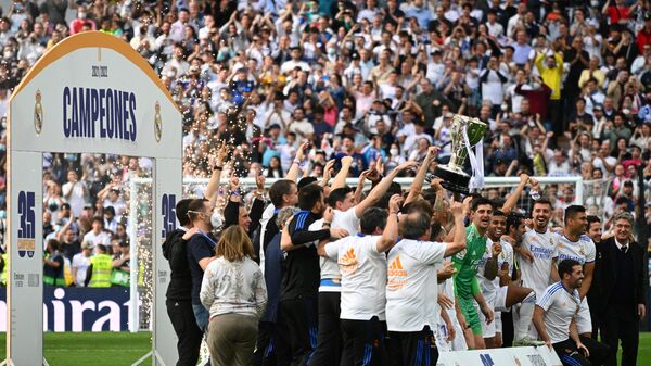 ريال مدريد يرفع لقب بطولة الدوري الإسباني 35 - سبوتنيك عربي