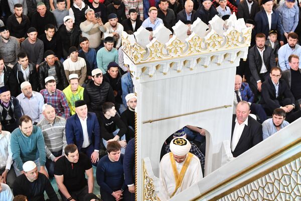  صلاة يوم عيد الفطر في جامع موسكو الكبير، روسيا 2 مايو 2022 - سبوتنيك عربي