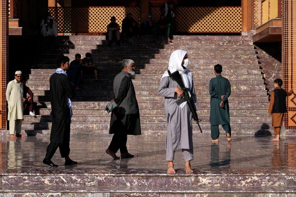 عناصر من طالبان يحرسون مسجد في أول أيام عيد الفطر في كابول، أفغانستان 1 مايو 2022.  - سبوتنيك عربي