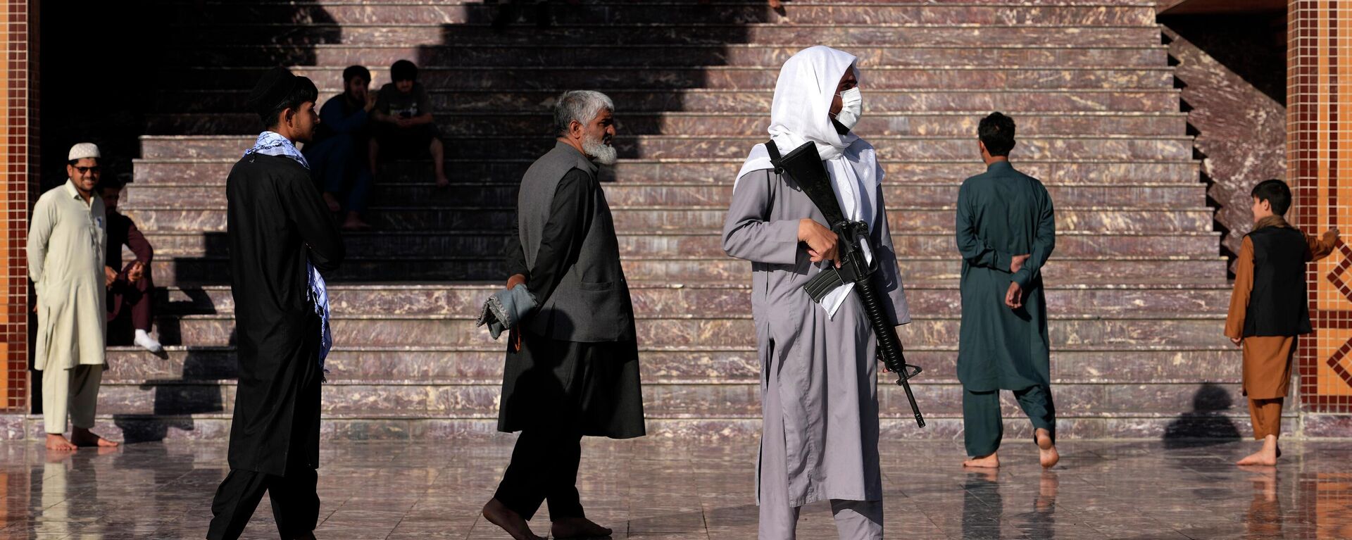 عناصر من طالبان يحرسون مسجد في أول أيام عيد الفطر في كابول، أفغانستان 1 مايو 2022.  - سبوتنيك عربي, 1920, 02.12.2022