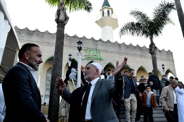 يحتفل المسلمون في غرب سيدني بعد صلاة عيد الفطر خارج مسجد ليكامبا في 2 مايو 2022 - سبوتنيك عربي