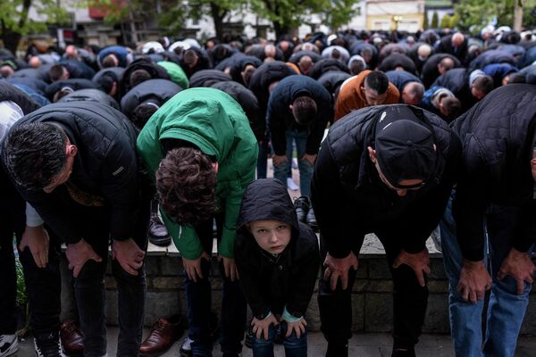 المصلون خلال صلاة عيد الفطر في المسجد الكبير في بريشتينا، كوسوفو 2 مايو 2022. - سبوتنيك عربي