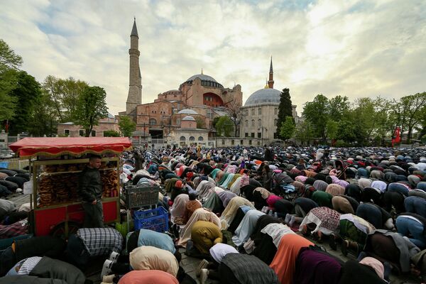 المسلمون أثناء  صلاة اليوم الأول من عيد الفطر  خارج مسجد آيا صوفيا التاريخي الشهير في اسطنبول، تركيا 2 مايو 2022. - سبوتنيك عربي