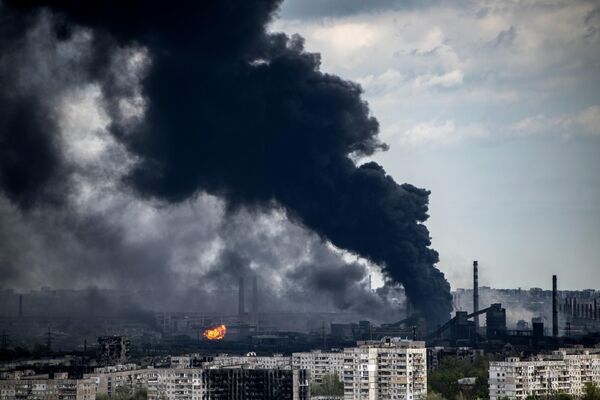 قصف القوات المسلحة الأوكرانية لمباني على أراضي مصنع المعادن آزوفستال في ماريوبول، أوكرانيا 2 مايو 2022 - سبوتنيك عربي
