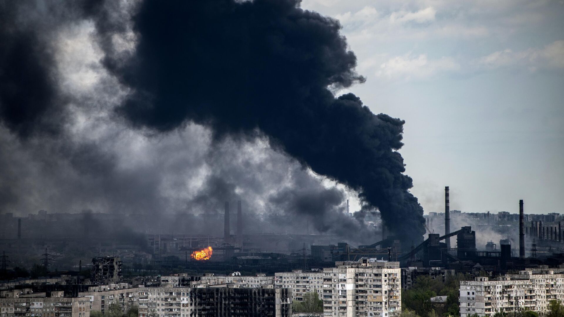 قصف القوات المسلحة الأوكرانية لمباني على أراضي مصنع المعادن آزوفستال في ماريوبول، أوكرانيا 2 مايو 2022 - سبوتنيك عربي, 1920, 24.01.2023