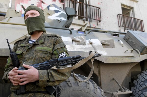 جندي من القوات المسحلة التابعة لجمهورية دونيتسك الشعبية في منطقة مصنع آزوفستال في ماريوبول، أوكرانيا 3 مايو 2022 - سبوتنيك عربي