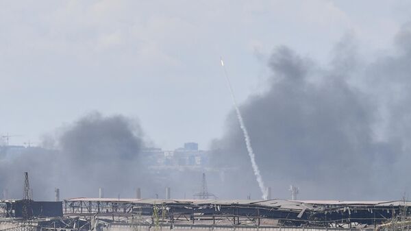 إطلاق صاروخ من أراضي مصنع المعادن آزوفستال في ماريوبول، أوكرانيا 3 مايو 2022 - سبوتنيك عربي
