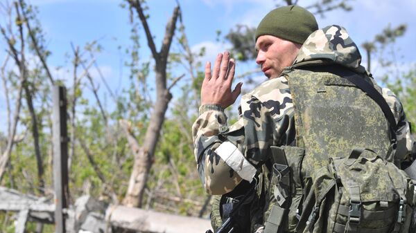 جندي من القوات المسحلة التابعة لجمهورية دونيتسك الشعبية في منطقة مصنع آزوفستال للمعادن في ماريوبول، أوكرانيا 3 مايو 2022 - سبوتنيك عربي