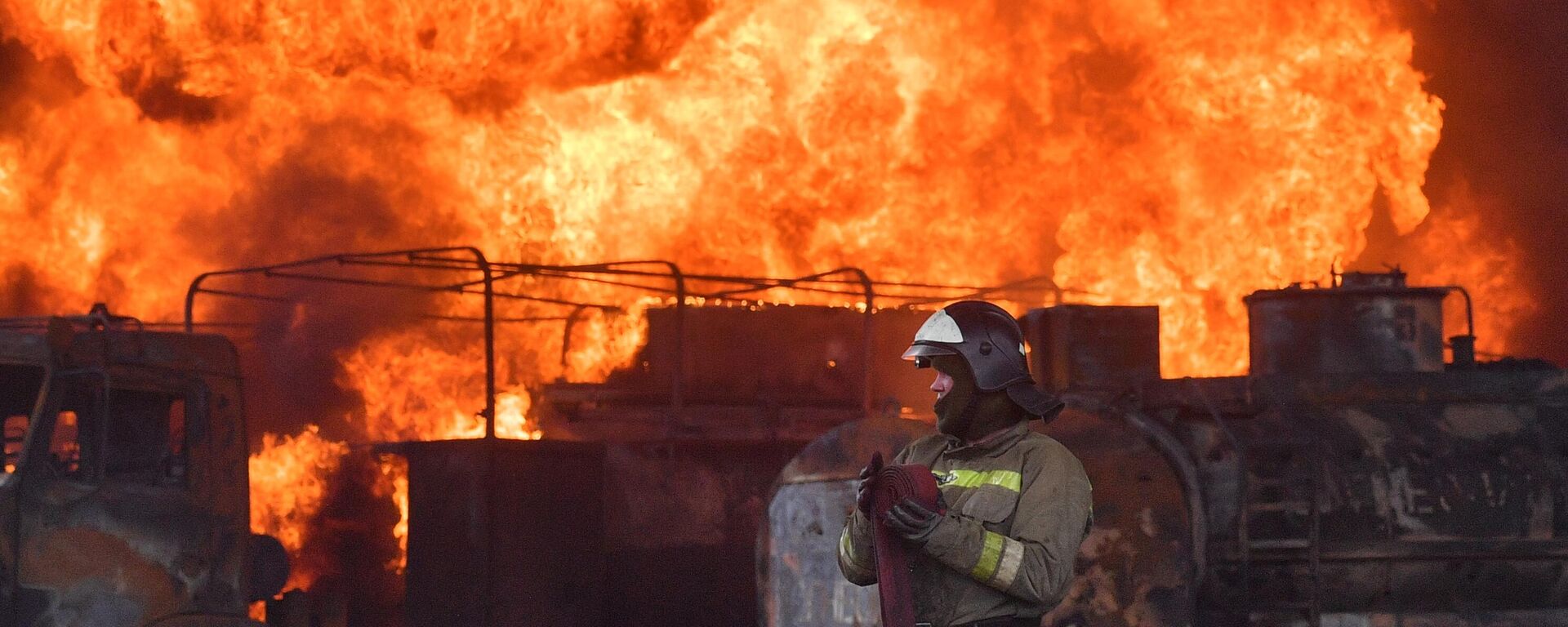 انفجار مستودع نفط في ماكييفكا في جمهورية دونيتسك الشعبية جراء قصفه من القوات المسلحة الأوكرانية، 4 مايو 2022 - سبوتنيك عربي, 1920, 24.02.2023