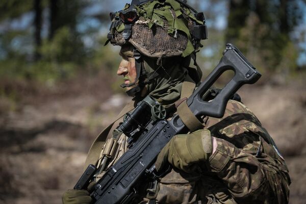 جندي خلال مناورات عسكرية &quot;السهم 22&quot; (Arrow 22) في نينيسالو، فنلندا 4 مايو 2022. - سبوتنيك عربي