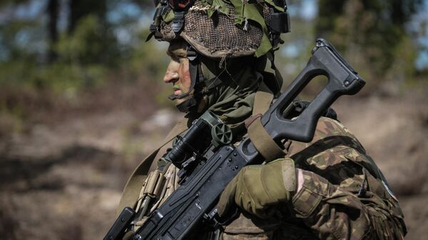 جندي خلال مناورات عسكرية سهم 22 (Arrow 22) في نينيسالو، فنلندا 4 مايو 2022.  - سبوتنيك عربي