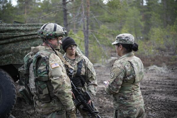 جنود أمريكيون يشاركون في مناورات عسكرية &quot;السهم 22&quot; (Arrow 22) في نينيسالو، فنلندا 4 مايو 2022. - سبوتنيك عربي