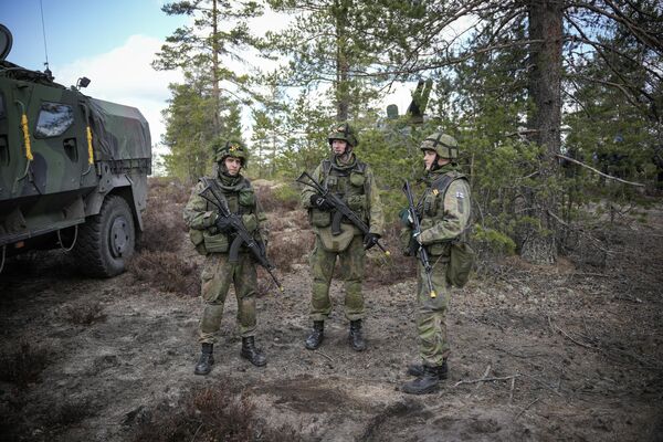 جنود فنلنديون يشاركون في مناورات عسكرية &quot;السهم 22&quot; (Arrow 22) في نينيسالو، فنلندا 4 مايو 2022. - سبوتنيك عربي