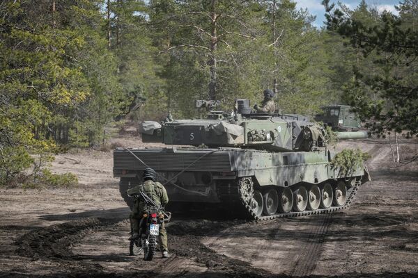 دبابات بريطانية خلال مناورات عسكرية &quot;السهم 22&quot; (Arrow 22) في نينيسالو، فنلندا 4 مايو 2022. - سبوتنيك عربي