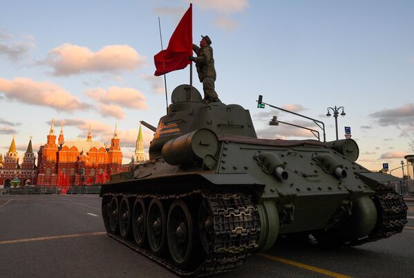 دبابة تي-34-85 الروسية المشاركة في البروفة الليلية للعرض العسكري بمناسبة الذكرى السنوية الــ77 للانتصار على الفاشية - سبوتنيك عربي