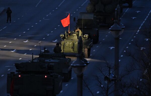 مركبات عسكرية روسيية مشاركة خلال بروفة ليلية للعرض العسكري في موسكو - سبوتنيك عربي