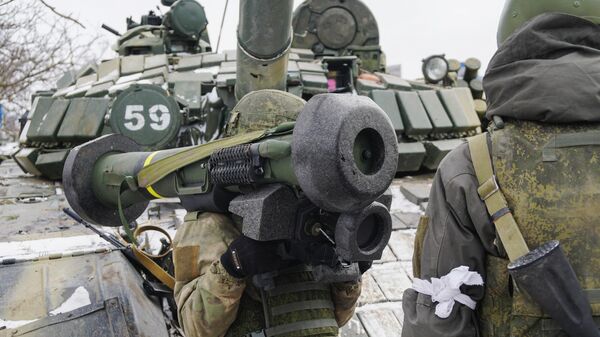 أحد جنود قوات جمهورية دونيتسك مع قاذف صواريخ جافلين المضادة للدبابات - سبوتنيك عربي