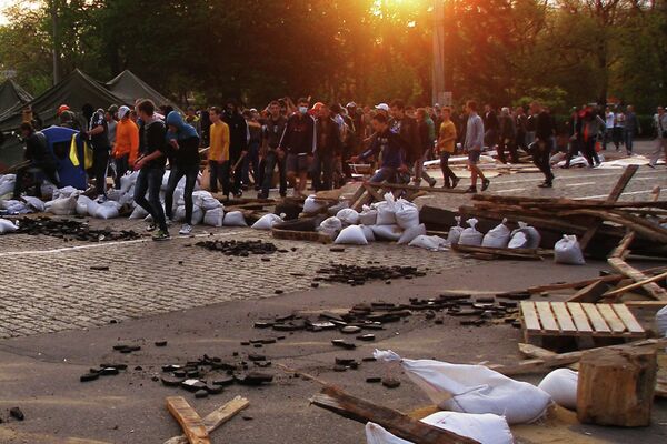 تدمير خيم الناشطين المناهضين للميدان في ساحة كوليكوفو بولي في أوديسا. 2 مايو 2014 - سبوتنيك عربي