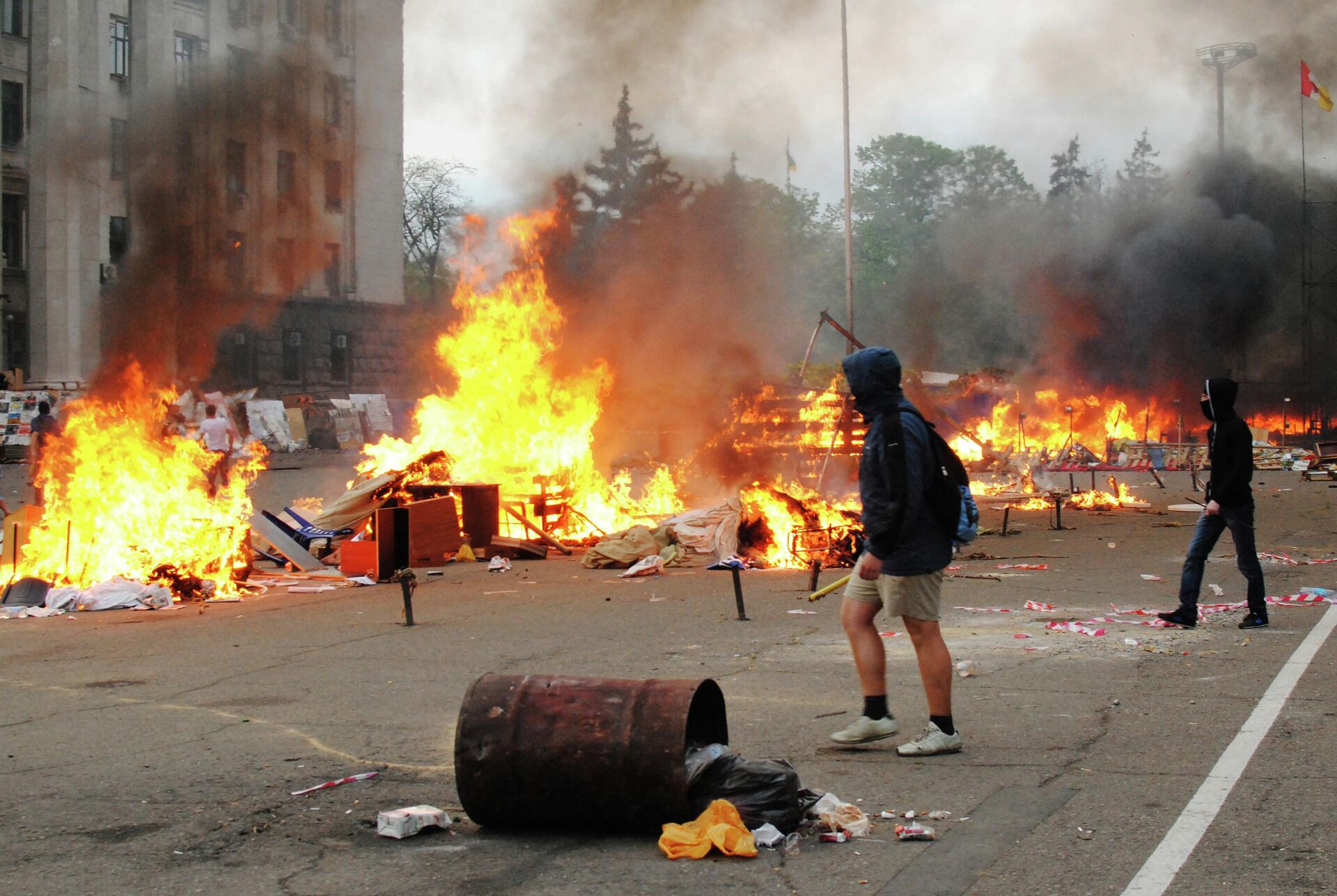 حرق خيام النشطاء المناهضين للميدان في كوليكوفو بولي بالقرب من مجلس النقابات العمالية في أوديسا. 2 مايو 2014 - سبوتنيك عربي, 1920, 01.05.2023