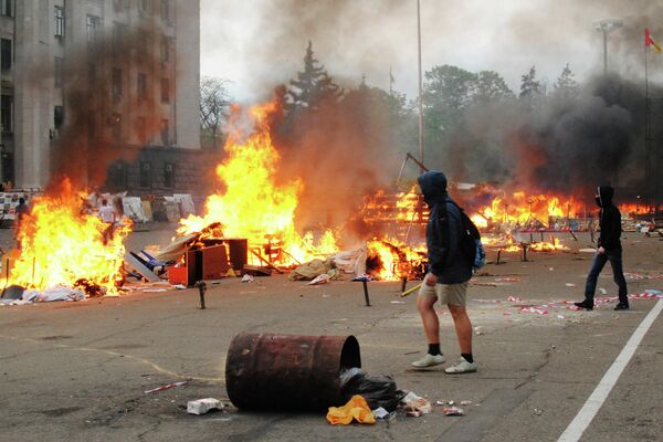 حرق خيام النشطاء المناهضين للميدان في كوليكوفو بولي بالقرب من مجلس النقابات العمالية في أوديسا. 2 مايو 2014 - سبوتنيك عربي