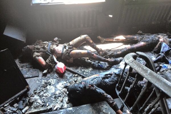 جثث قتلى 2 مايو نتيجة حريق في مجلس النقابات العمالية في حقل كوليكوفو في أوديسا، أوكرانيا 3 مايو 2014 - سبوتنيك عربي