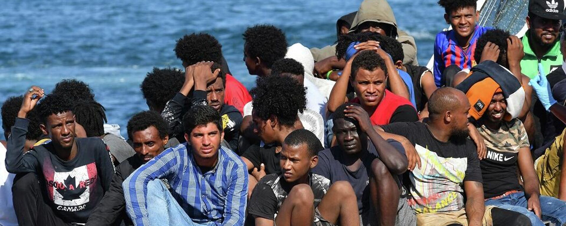 مهاجرون من تونس وليبيا يصلون على متن قارب حرس الحدود الإيطالي (خفر السواحل) في جزيرة بيلاجي الإيطالية في لامبيدوزا، 1 أغسطس/ آب 2020 - سبوتنيك عربي, 1920, 18.06.2022
