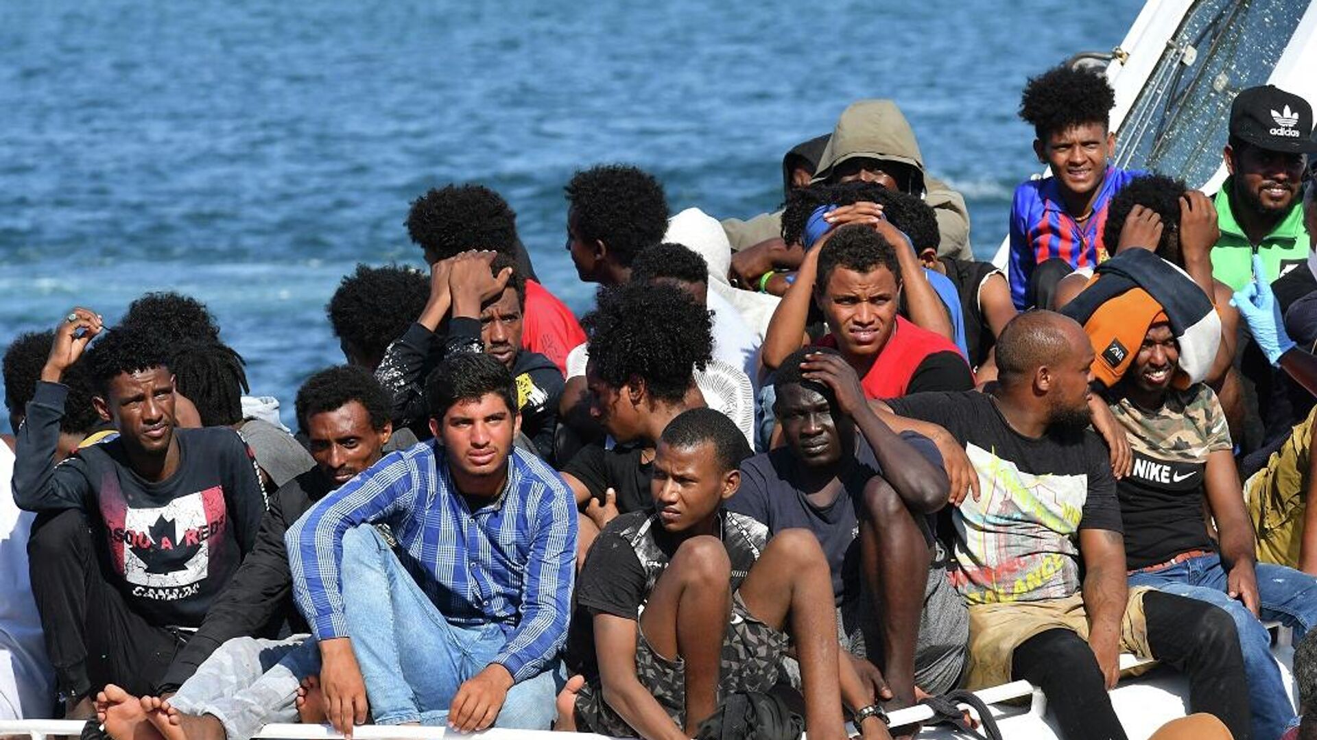 مهاجرون من تونس وليبيا يصلون على متن قارب حرس الحدود الإيطالي (خفر السواحل) في جزيرة بيلاجي الإيطالية في لامبيدوزا، 1 أغسطس/ آب 2020 - سبوتنيك عربي, 1920, 14.05.2022