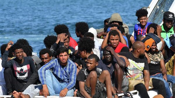 مهاجرون من تونس وليبيا يصلون على متن قارب حرس الحدود الإيطالي (خفر السواحل) في جزيرة بيلاجي الإيطالية في لامبيدوزا، 1 أغسطس/ آب 2020 - سبوتنيك عربي