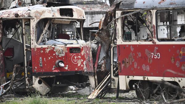 قطارات الترام المقصوفة على الطريق في ماريوبول، أوكرانيا  - سبوتنيك عربي