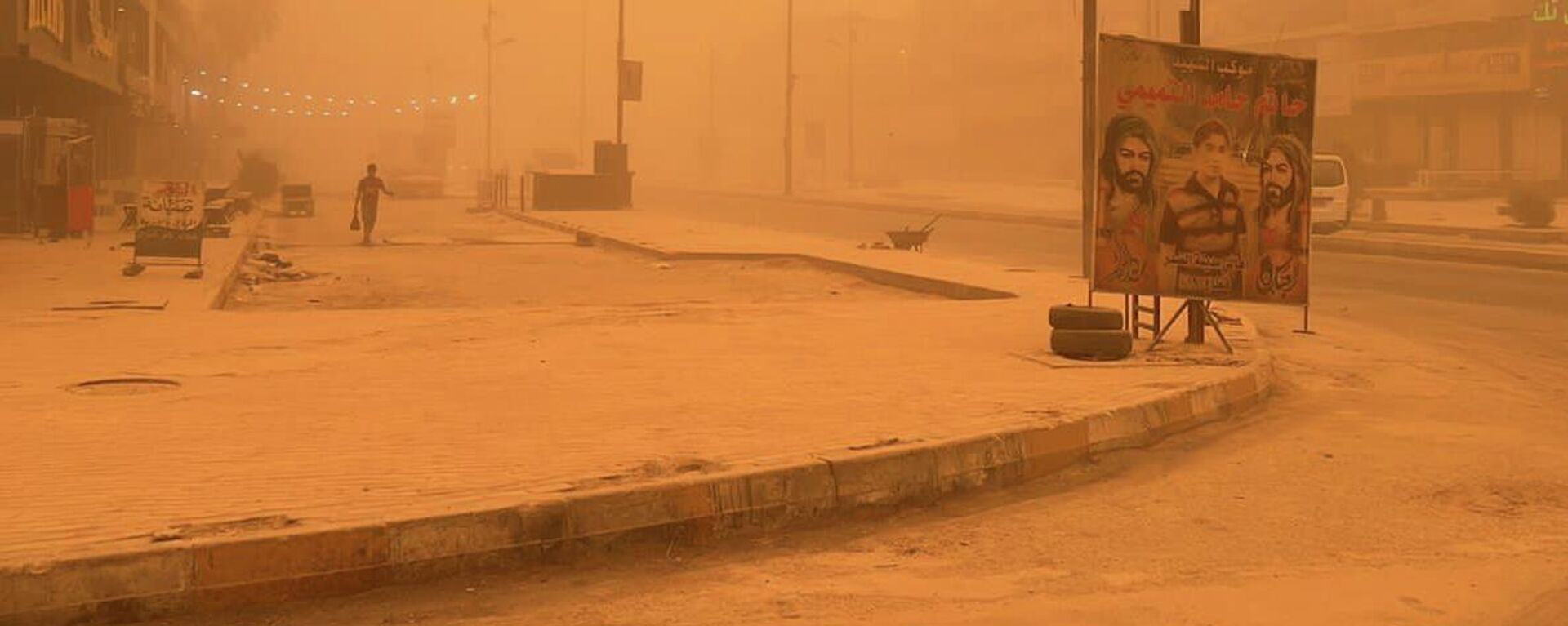 رجل يسير خلال عاصفة رملية قوية في العاصمة بغداد، العراق 5 مايو 2022 - سبوتنيك عربي, 1920, 16.05.2022