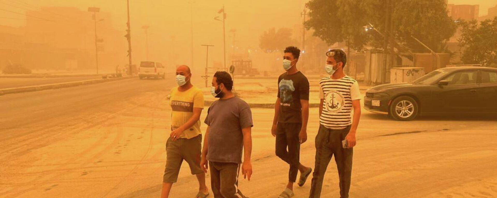 عراقيون يسيرون في أحد شوارع مدينة بغداد، خلال عاصفة رملية قوية، العراق 5 مايو 2022 - سبوتنيك عربي, 1920, 17.10.2022