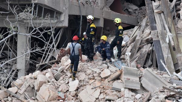 رجال الإنقاذ ورجال الإطفاء يمشطون بين الأنقاض بعد انفجار ضخم دمر فندق ساراتوغا في هافانا في 6 مايو 2022
 - سبوتنيك عربي