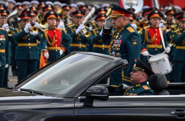 وزير الدفاع الروسي سيرغي شويغو يحي الجنود خلال  العرض العسكري بمناسبة الذكرى الـ77 لعيد النصر في الساحة الحمراء، موسكو، روسيا 9 مايو 2022 - سبوتنيك عربي