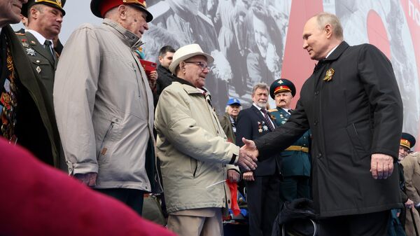 فلاديمير بوتين يهنىء المحاربين القدامى، العرض العسكري بمناسبة الذكرى الـ77 لعيد النصر على الساحة الحمراء، موسكو، روسيا 9 مايو 2022 - سبوتنيك عربي