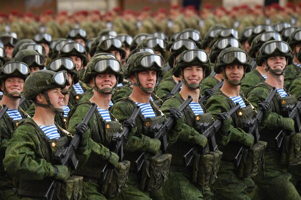 جنود القوات المحمولة جوا خلال العرض العسكري بمناسبة الذكرى الـ77 لعيد النصر في الساحة الحمراء، موسكو، روسيا 9 مايو 2022 - سبوتنيك عربي