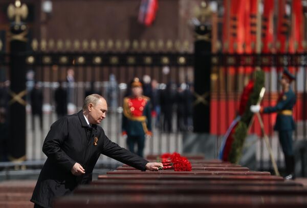 الرئيس فلاديمير بوتين يضع أكاليل الزهور على &quot;النصب التذكارية للمدن الأبطال&quot; في حديقة ألكسندر بعد انتهاء العرض العسكري بمناسبة الذكرى الـ77 لعيد النصر في الساحة الحمراء، موسكو، روسيا 9 مايو 2022 - سبوتنيك عربي