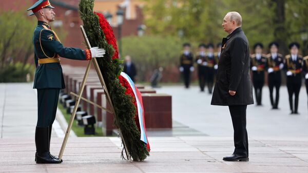 الرئيس فلاديمير بوتين يضع أكاليل الزهور  على النصب التذكاري للجندي المجهول في حديقة ألكسندر بعد انتهاء العرض العسكري بمناسبة الذكرى الـ77 لعيد النصر على الساحة الحمراء، موسكو، روسيا 9 مايو 2022 - سبوتنيك عربي