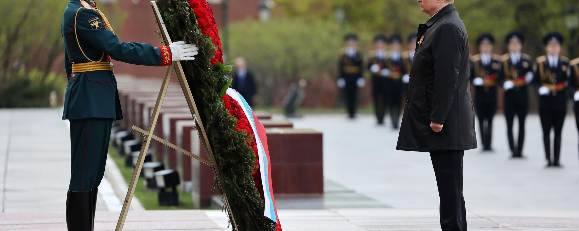 الرئيس فلاديمير بوتين يضع أكاليل الزهور  على النصب التذكاري للجندي المجهول في حديقة ألكسندر بعد انتهاء العرض العسكري بمناسبة الذكرى الـ77 لعيد النصر على الساحة الحمراء، موسكو، روسيا 9 مايو 2022 - سبوتنيك عربي, 1920, 11.05.2022