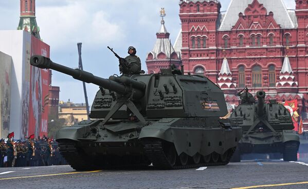 مدافع هاوتزر &quot;مستا-إس&quot; خلال العرض العسكري بمناسبة الذكرى الـ77 لعيد النصر في الساحة الحمراء، موسكو، روسيا 9 مايو 2022 - سبوتنيك عربي