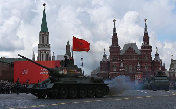 الدبابة &quot;تي-34-85&quot; الأسطورية التي شاركت في الحرب ودحر النازية، خلال العرض العسكري بمناسبة الذكرى الـ77 لعيد النصر في الساحة الحمراء، موسكو، روسيا 9 مايو 2022 - سبوتنيك عربي