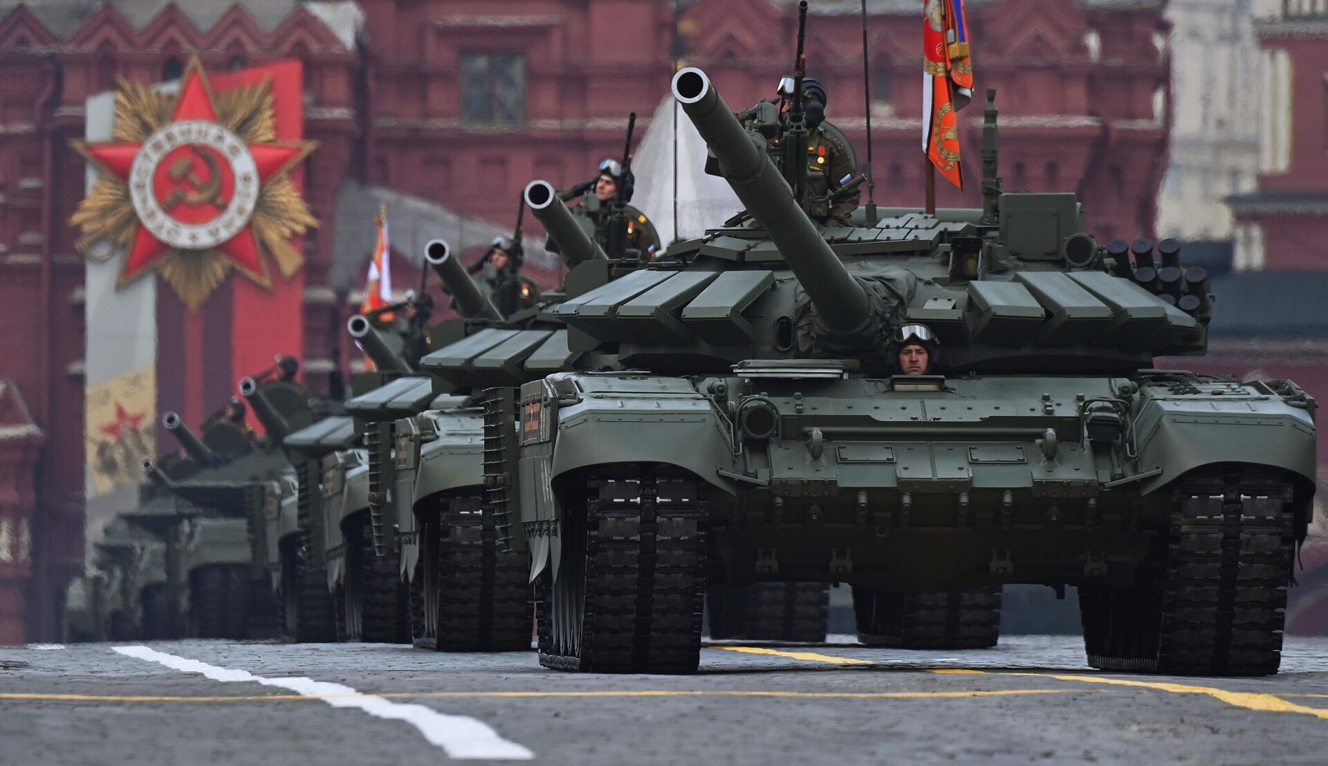 دبابات تي-72بي3إم، خلال العرض العسكري بمناسبة الذكرى الـ77 لعيد النصر في الحرب الوطنية العظمى على الساحة الحمراء في موسكو، روسيا 9 مايو 2022 - سبوتنيك عربي, 1920, 09.05.2022