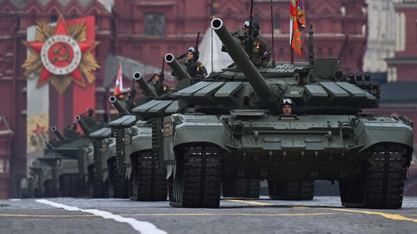 دبابات تي-72بي3إم، خلال العرض العسكري بمناسبة الذكرى الـ77 لعيد النصر في الحرب الوطنية العظمى على الساحة الحمراء في موسكو، روسيا 9 مايو 2022 - سبوتنيك عربي