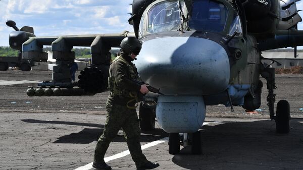 أطقم المروحيات الهجومية كا-52 المشاركة في العملية العسكرية الروسية، في منطقة خاركوف،اوكرانيا - سبوتنيك عربي