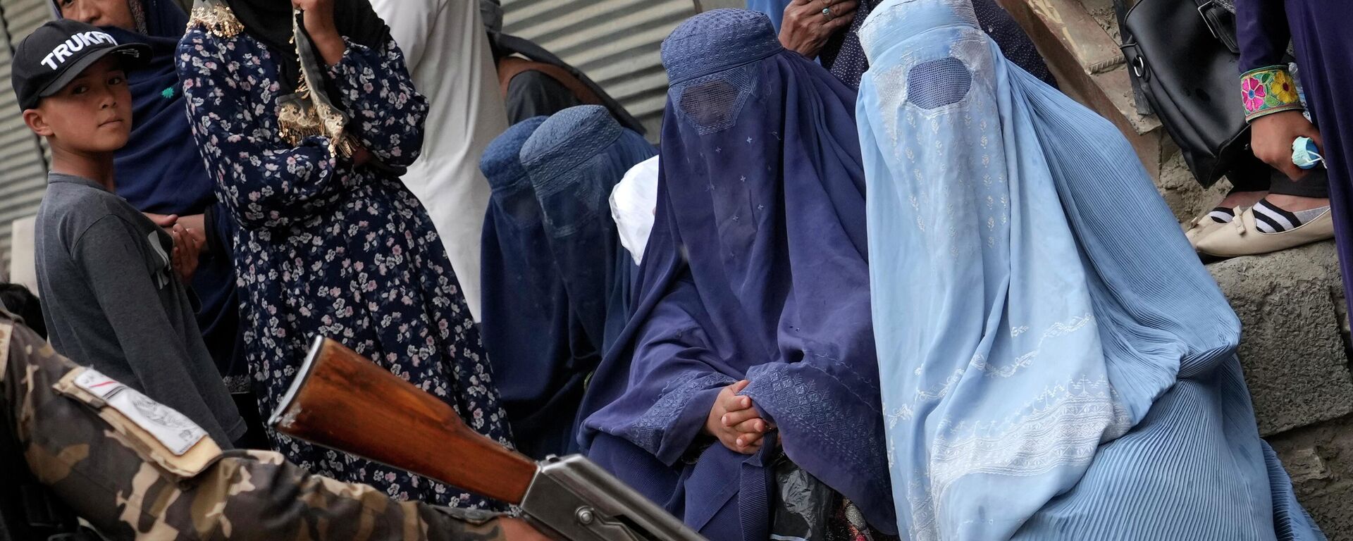 طالبان تفرض قيود جديدة على نساء أفغانستان، فرض ارتداء البرقة الزرقاء في الأماكن العامة - سبوتنيك عربي, 1920, 24.12.2022